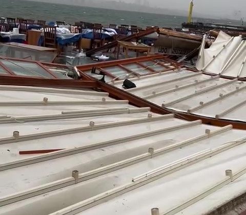 Büyükada’da şiddetli rüzgardan iki restoranın çatısı yıkıldı