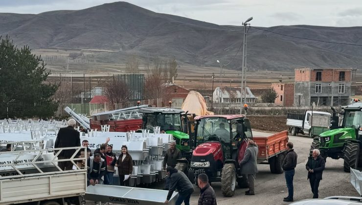 Demirözü’nde çiftçiye dağıtılan 200 sıvatla birlikte Bayburt’ta toplam bin 550 sıvat dağıtımı gerçekleşti