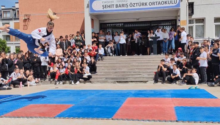 Dünya şampiyonu öğretmen ’uçarak’ ders işliyor, öğrenciler onun gibi olmak istiyor