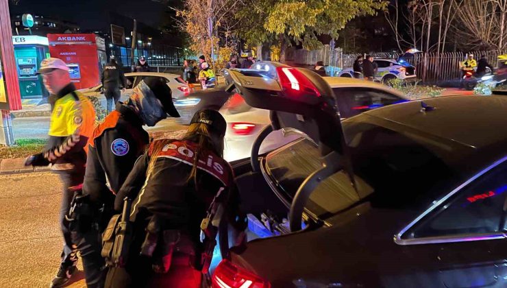 Edirne polisinden ’Şok’ uygulama: Araçlar didik didik arandı