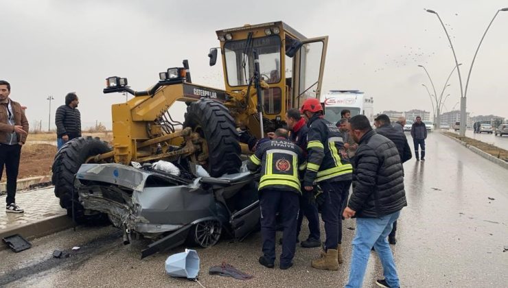 Elazığ’da otomobilin iş makinesinin altına girdiği anlar güvenlik kamerasına yansıdı