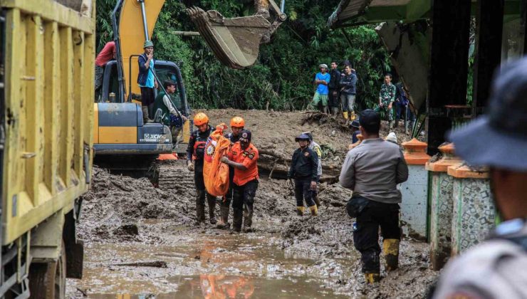 Endonezya’daki sel ve toprak kaymasında can kaybı 27’ye yükseldi