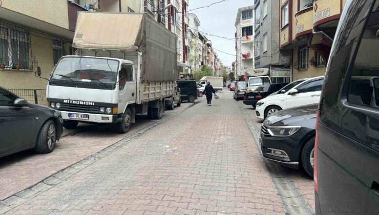 Esenyurt’ta iki komşu arasında park yeri kavgası: Demir çubukla aracın camlarını kırdı