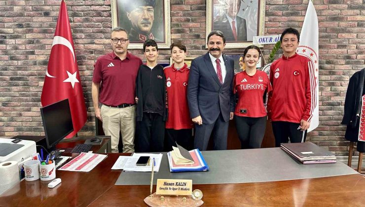 Eskişehirli milli yüzücüler Gençlik Spor İl Müdürü Kalın’ı ziyaret etti