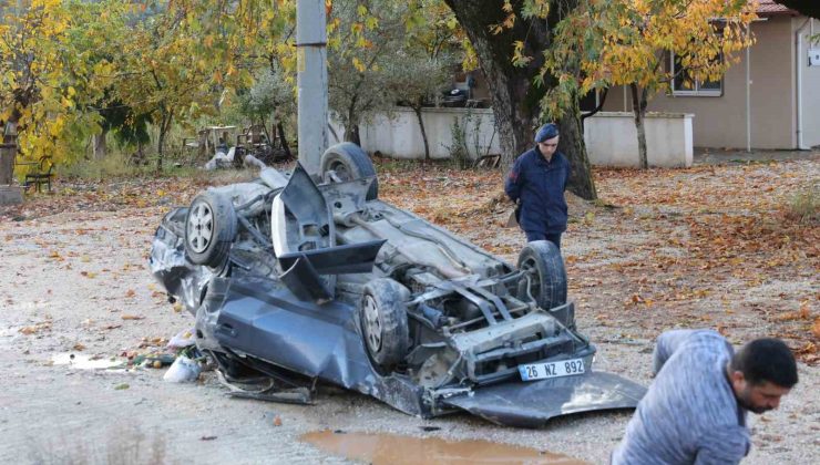 Fiat Tofaş otomobil kağıt gibi ezildi: 3 yaralı