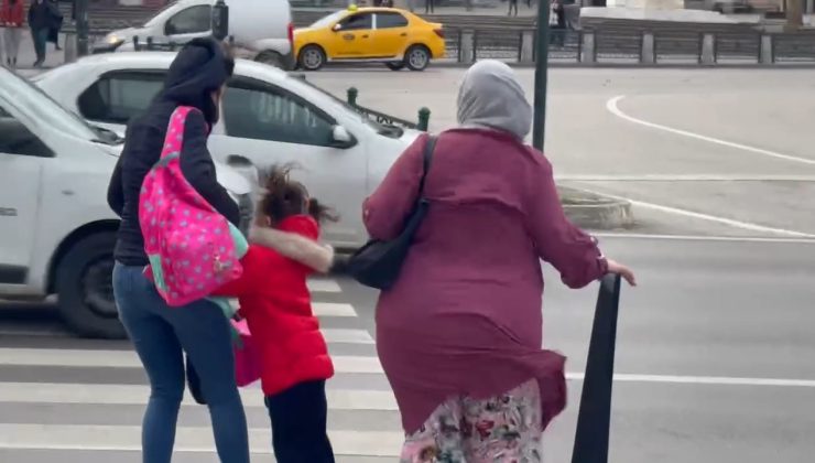 Fırtına Bursa’da adeta insanları uçurdu, kadınlar ve çocuklar zor anlar yaşadı