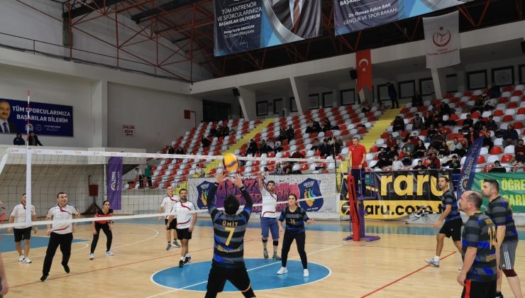 Gebze’de öğretmenler voleybol turnuvasında buluştu