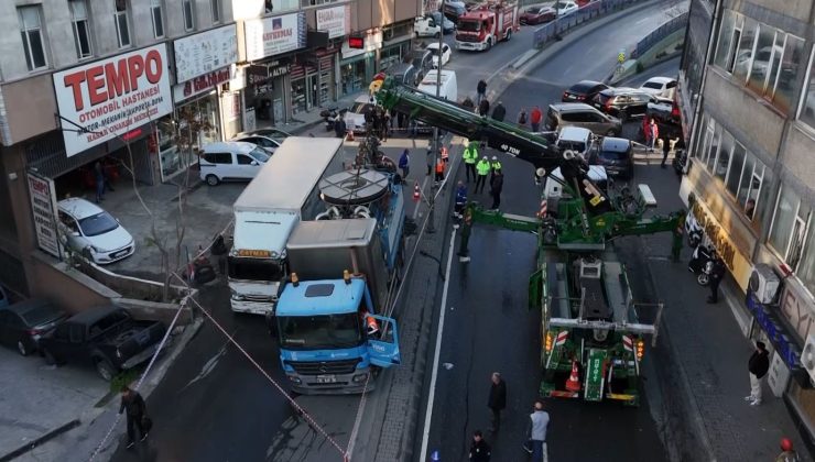 Güngören’de yol çöktü, 2 kamyon çukura düştü