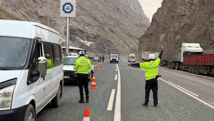 Hakkari Valiliğinde kış lastiği uyarısı