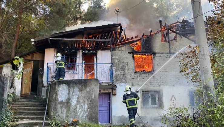 İki katlı ev alev alev yandı, yangın ormana sıçramadan söndürüldü