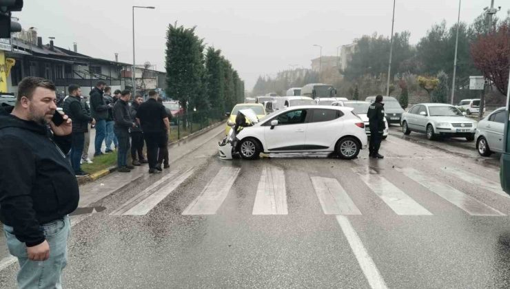 İki otomobilin çarpıştığı kazada 1 kişi yaralandı