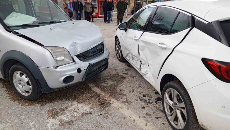 Isparta’da hafif ticari araç ile otomobil çarpıştı: 5 yaralı