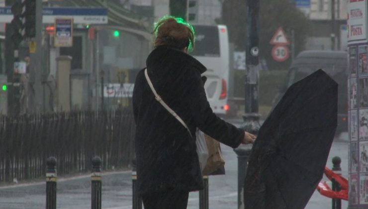 İstanbul’da etkili olan yağış vatandaşlara zor anlar yaşattı