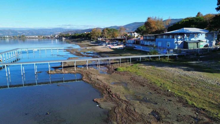 İznik Gölü’nün en büyük iskelesi de karaya oturdu