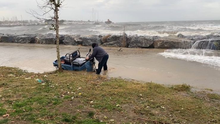 Kadıköy’de dev dalgalar sahile taştı