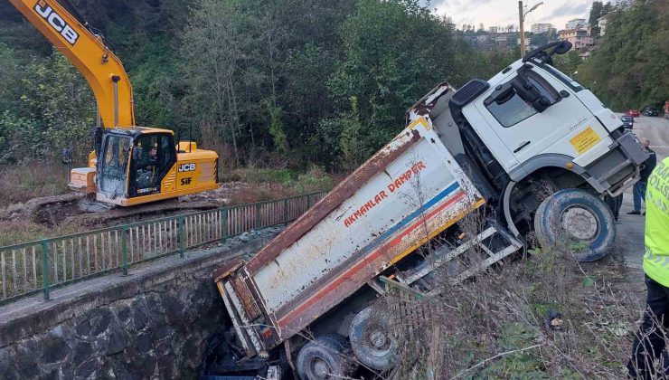 Kamyon altına aldığı otomobille dereye düştü, faciadan dönüldü