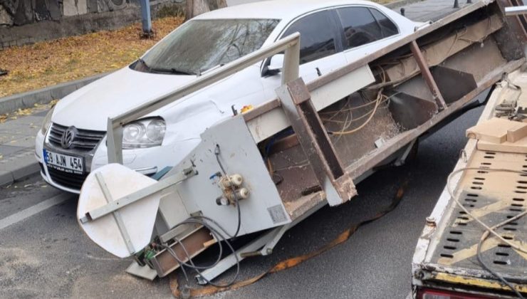 Kamyonetteki bıçkı makinesi otomobilin üzerine düştü