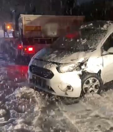 Kar, kazayı beraberinde getirdi:  Elazığ- Malatya karayolu trafiğe kapandı