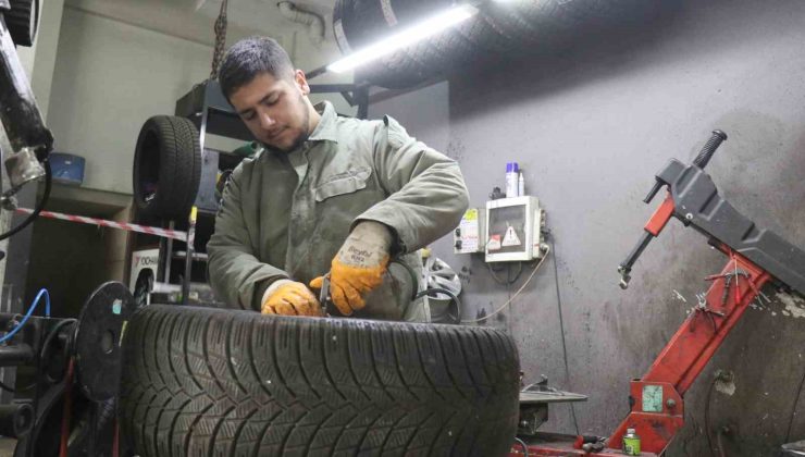 Kar yağışını gören araç sahipleri lastikçilerin yolunu tuttu