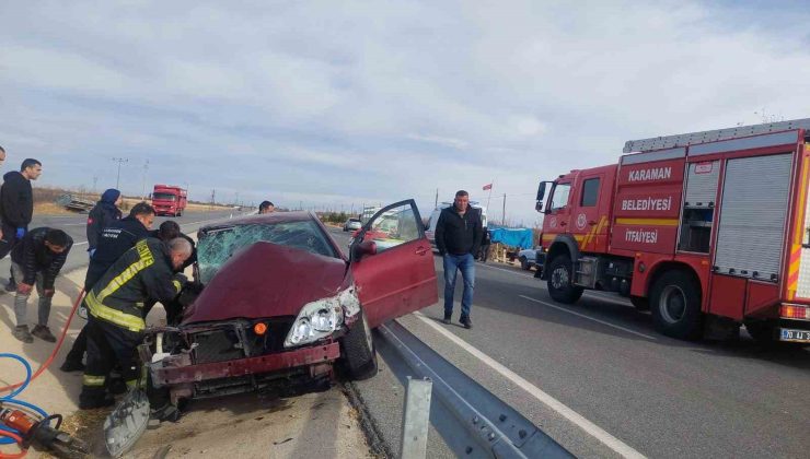 Karaman’da otomobil römork ve bariyerlere çarptı: 4 yaralı