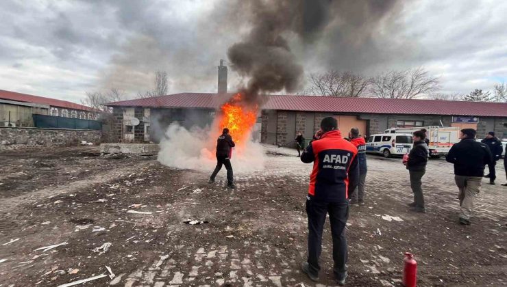 Kars’ta polise afet farkındalık ve yangın eğitimi verildi