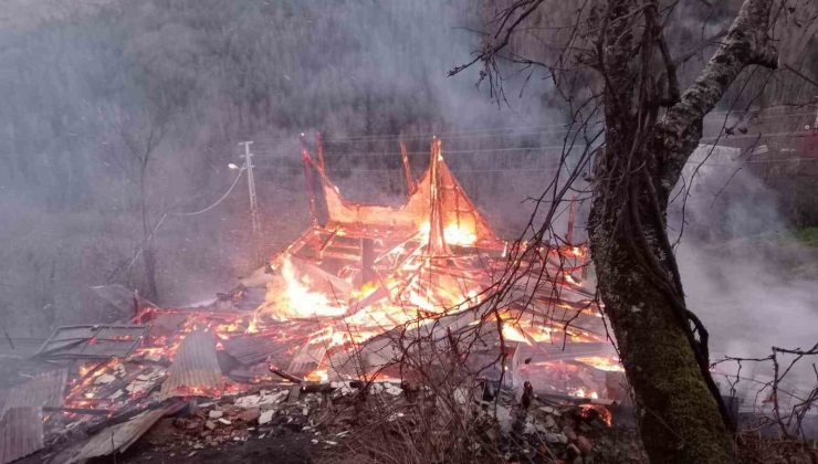 Kastamonu’da alevlere teslim olan ev kullanılmaz hale geldi