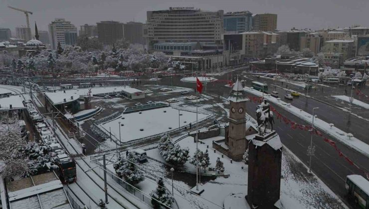 Kayseri’de eğitime kar engeli