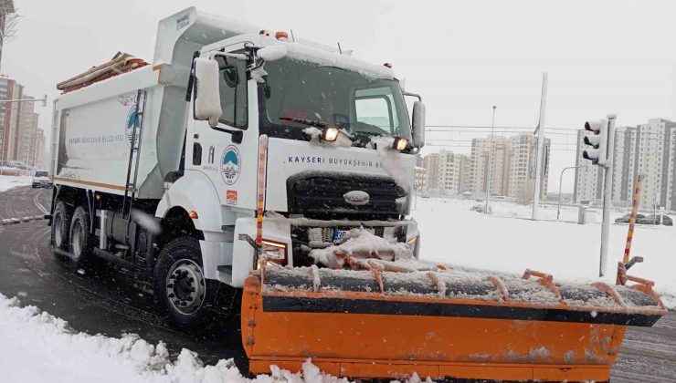 Kayseri’de kar temizleme ve tuzlama çalışması devam ediyor