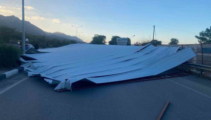 KKTC’de fırtınada ağaçlar devrildi, çatılar uçtu