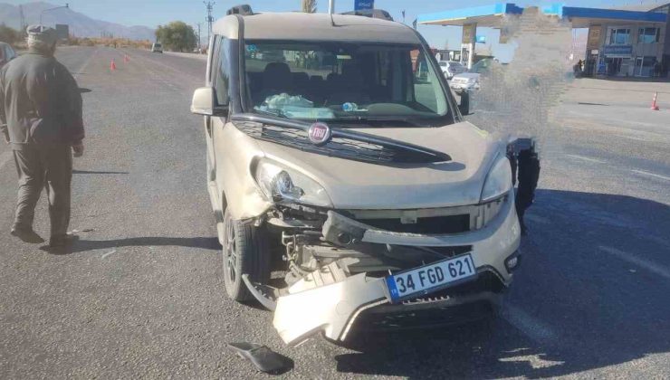 Malatya’da tır ile hafif ticari araç çarpıştı: 1 yaralı