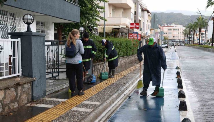 Marmaris’te belediye ekiplerinin yağmur mesaisi sürüyor