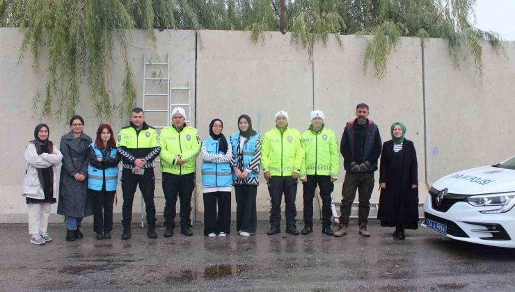 Öğrencilerden polislere destek ziyareti