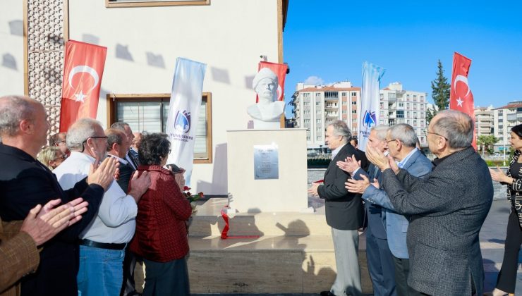 Öğretmeninin hediyesini meydana dikti