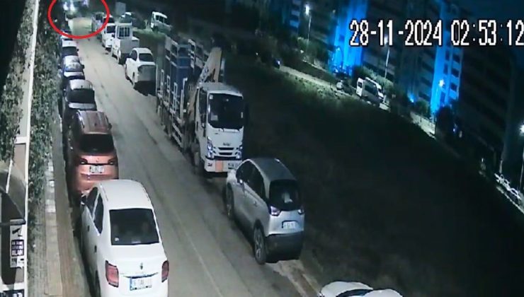 Otomobil ile çarpışan servis minibüsünün yan yattığı kaza kamerada: 8 yaralı