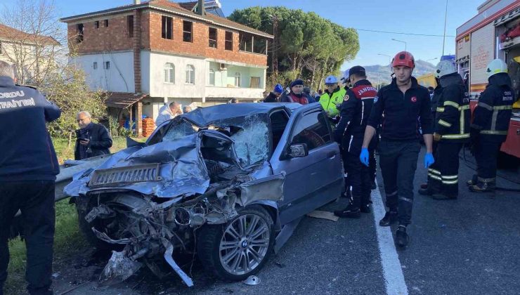 Otomobil, kavşaktan dönen kamyona arkadan çarptı: 3 ölü