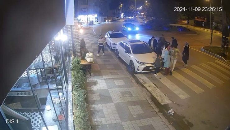 Otomobilin açılan kapısına çarpan scooter sürücüsü yaralandı… O anlar kamerada