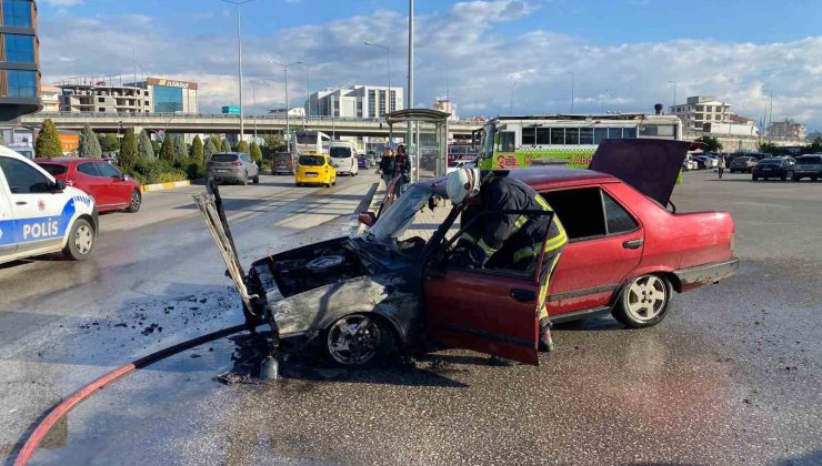 Otopark çıkışında alev alan otomobil kullanılamaz hale geldi