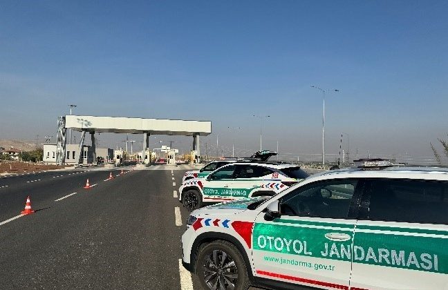 Otoyol jandarması cayrokopter ile Denizli-Aydın otoyolunda havadan denetim yaptı