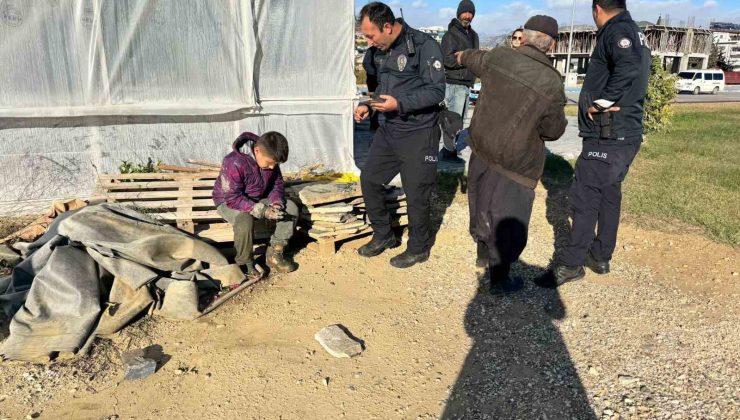 Oynamak için çaya inen 3 çocuk balçığa saplandı