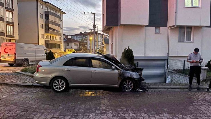 Park halindeki otomobilde yangın çıktı