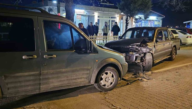 Pikap ile hafif ticari araç kafa kafaya çarpıştı: Sürücüler burnu bile kanamadan kurtuldu