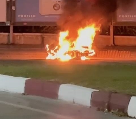 Polisin durdurduğu motosiklet sürücüsü, motosikletini ateşe verdi