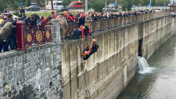 Rize’de öğrenci servisi ile çarpışan cip dereye uçtu: 10 yaralı