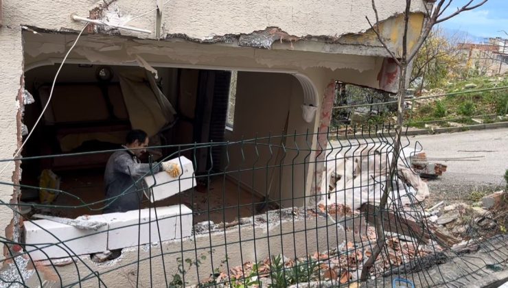 Rüzgar vurdu, yokuş aşağı kaçan kamyon evin salonuna girdi