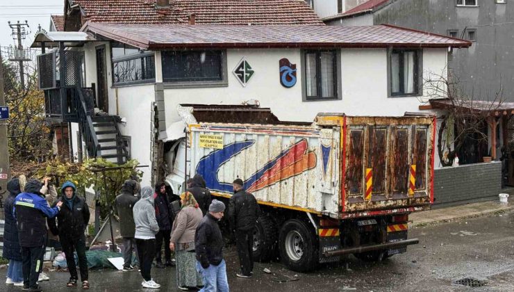 Sakarya’da faciadan dönüldü: Kamyon eve girdi