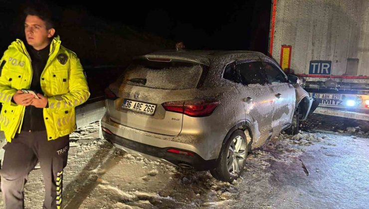 Sarıkamış’ta araçlar yolda mahsur kaldı, ekipler seferber oldu