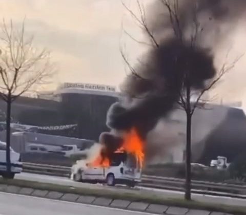 Seyir halindeki araç alev topuna döndü