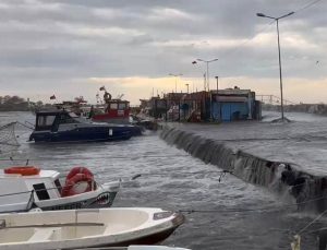 Şiddetli lodos nedeniyle İstanbul’da deniz taştı, tekneler zarar gördü