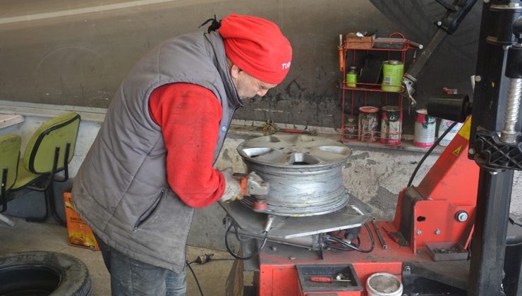 Sinop’ta lastikçilerin kış lastiği mesaisi