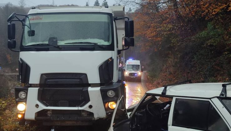 Sinop’ta otomobil ile kamyon kafa kafaya çarpıştı: 1 yaralı